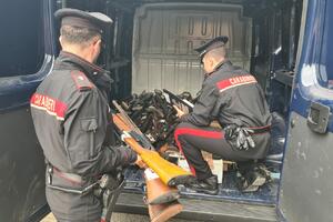 I carabinieri rottamano 320 armi confiscate