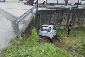 Finisce con l&#039;auto sotto strada, si alza Pegaso