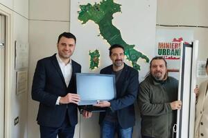 Computer ricondizionato e telo di proiezione per la biblioteca di San Martino in Freddana