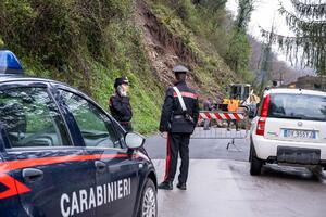 Maltempo, carabinieri all&#039;opera: nella notte un altro smottamento tra Chifenti e Corsagna