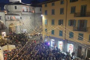 In tanti a Castelnuovo per il tradizionale brindisi della vigilia: il centro storico è da cartolina