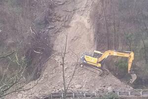 Frana a Calavorno, passano i mezzi di soccorso: si lavora per senso unico alternato