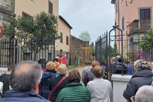 Pieve Fosciana, inaugurato il presepio pasquale ispirato alla scena della crocifissione
