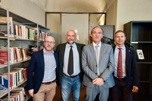 Il sindaco Michele Giannini all’inaugurazione dello ‘Scaffale del Ricordo’ alla biblioteca Civica Agorà