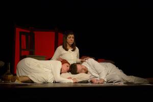 &quot;Bagni di Luce&quot; al teatro Nieri: il manicomio come unico atto di carità nella folle logica della guerra
