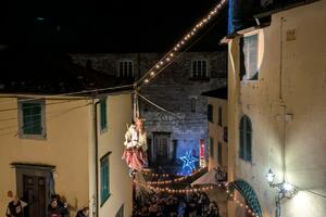 La befana viene giù dal campanile: un successo da tutto esaurito a Coreglia