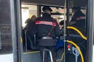 Atti di violenza sessuale commessi sulla passeggera di un autobus: marocchino identificato e denunciato dai carabinieri