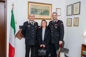 Jasmine Paolini saluta i carabinieri di Bagni di Lucca