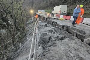 Peggiora la frana al Molinetto: strada chiusa di notte per i lavori di messa in sicurezza