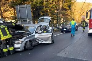 Scontro frontale tra due auto, due feriti lievi