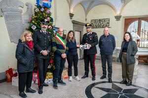 Anche i carabinieri lasciano un dono sotto l&#039;albero solidale