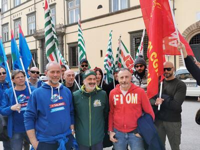 Sciopero dei metalmeccanici: braccia incrociate di fronte alla sede di Confindustria
