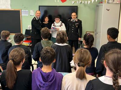I bimbi della scuola primaria consegnano un dono speciale ai carabinieri