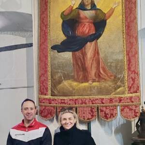 Stendardo Madonna con la restauratrice Silvia Zecchini e il sagrestano Virgilio Brega